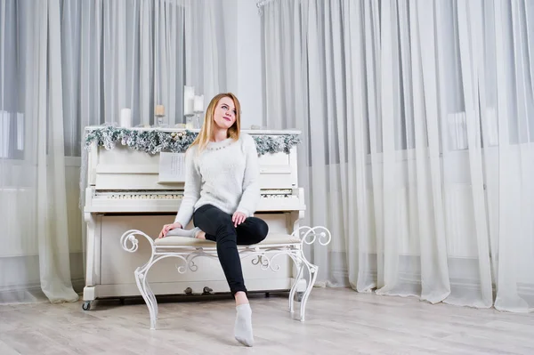Linda chica usar en suéteres calientes y pantalones negros contra el viejo piano —  Fotos de Stock
