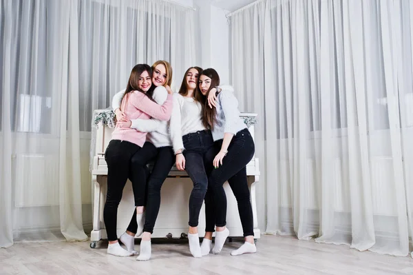 Four cute friends girls wear on warm sweaters and black pants ag — Stock Photo, Image