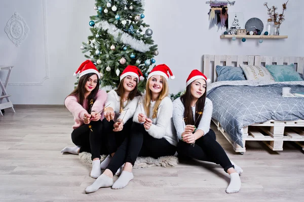 Cuatro chicas amigas lindas usan suéteres calientes, pantalones negros y —  Fotos de Stock