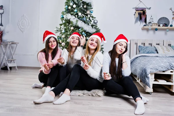 Four cute friends girls wear on warm sweaters,  black pants and — Stock Photo, Image