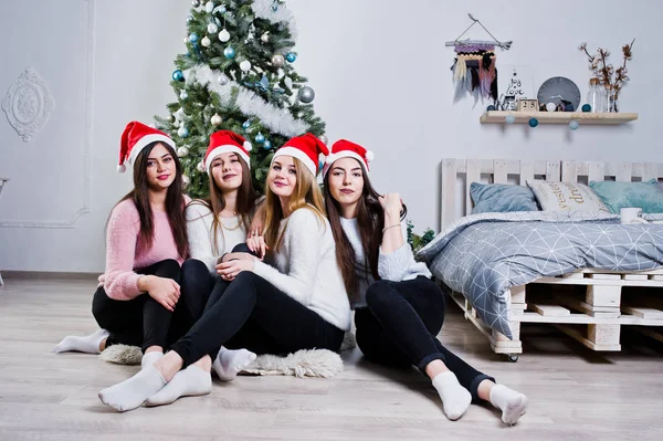 Quattro ragazze amiche carine indossano maglioni caldi, pantaloni neri e r — Foto Stock