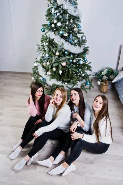 Quattro ragazze amiche carine indossano maglioni caldi, pantaloni neri di nuovo — Foto Stock