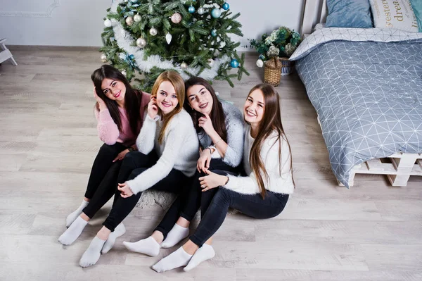 Quatro amigos bonitos meninas usam em camisolas quentes, calças pretas novamente — Fotografia de Stock