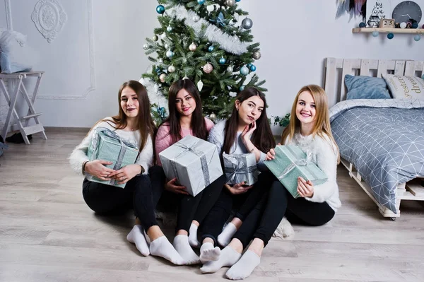 Čtyři dívky roztomilý přátelé nosí na teplé svetry, černé kalhoty znovu — Stock fotografie