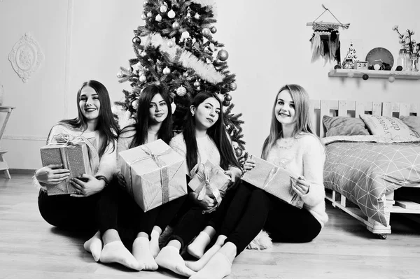 Cztery dziewczyny cute przyjaciele nosić na ciepłe swetry, czarne spodnie znowu — Zdjęcie stockowe