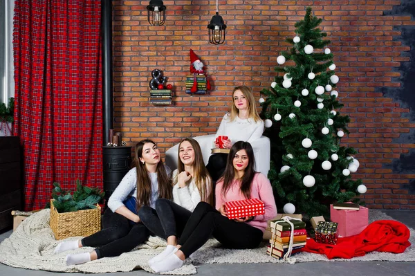 Cuatro chicas amigas lindas usan en suéteres calientes, pantalones negros y s — Foto de Stock
