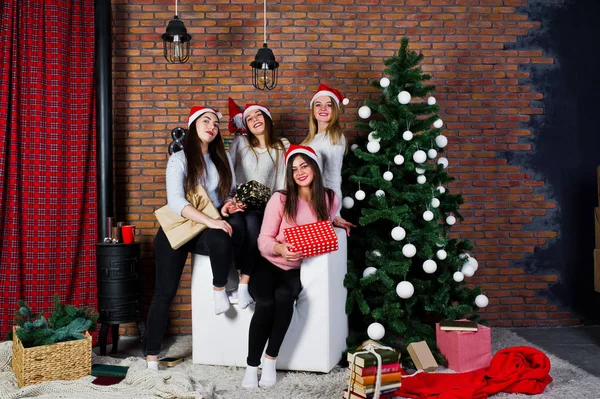 Čtyři dívky roztomilý přátelé nosí na teplé svetry, černé kalhoty a s — Stock fotografie