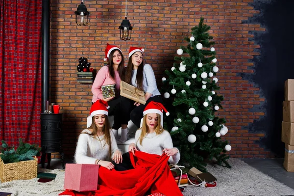 Quatro amigos bonitos meninas usam em camisolas quentes, calças pretas e s — Fotografia de Stock