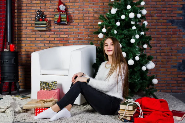 Carino ragazza indossare maglioni caldi, pantaloni neri contro il nuovo anno tr — Foto Stock