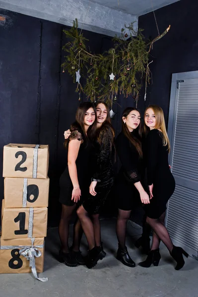 Quatre mignons amis filles portent des robes noires contre Noël dec — Photo