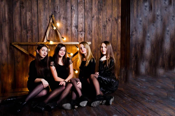 Quatro amigos bonitos meninas usam vestidos pretos contra a grande luz c — Fotografia de Stock