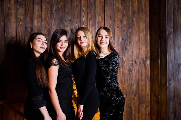 Cztery dziewczyny cute przyjaciele noszą czarne sukienki duże światła c — Zdjęcie stockowe