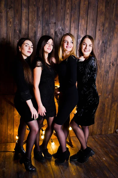 Quattro simpatici amici ragazze indossano abiti neri contro la grande luce c — Foto Stock