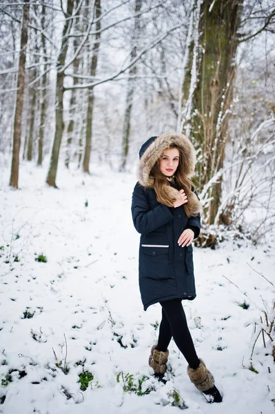 Menina morena bonita em roupas quentes de inverno. Modelo no inverno — Fotografia de Stock