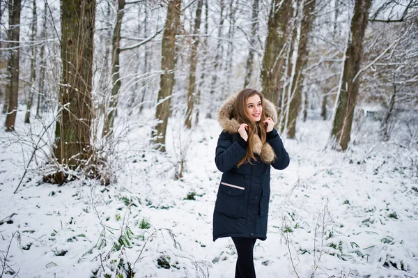 हिवाळ्यातील उबदार कपडे सुंदर श्यामला मुलगी. हिवाळा मॉडेल — स्टॉक फोटो, इमेज