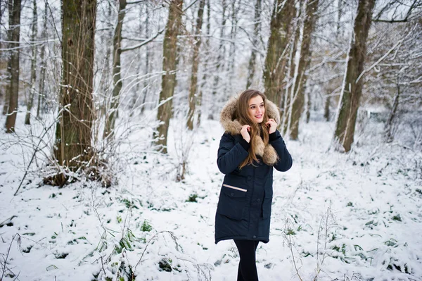 Krásná brunetka v zimě teplé oblečení. Model na zimu — Stock fotografie