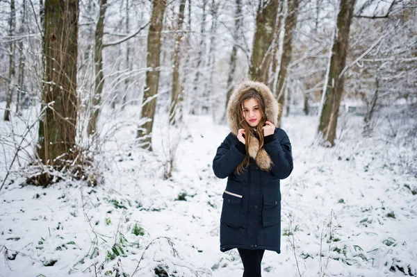 Menina morena bonita em roupas quentes de inverno. Modelo no inverno — Fotografia de Stock