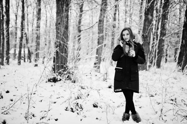 Όμορφη μελαχρινή κοπέλα με ζεστά ρούχα του χειμώνα. Μοντέλου στο χειμώνα — Φωτογραφία Αρχείου