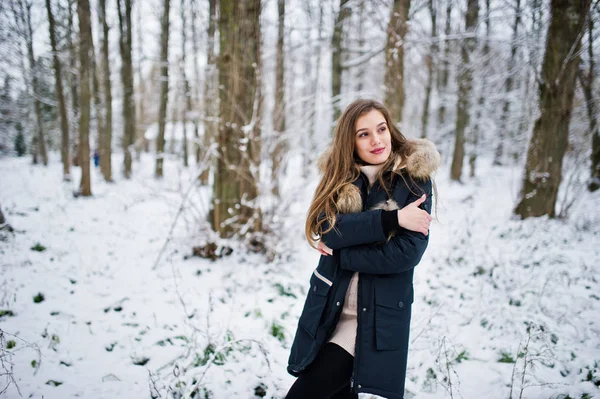 Krásná brunetka v zimě teplé oblečení. Model na zimu — Stock fotografie