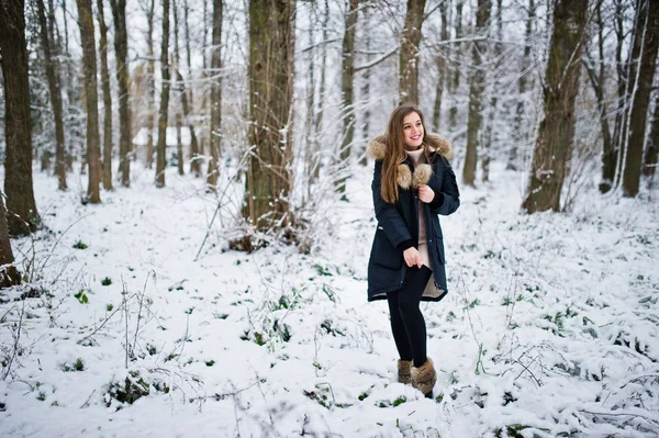 Bella ragazza bruna in inverno vestiti caldi. Modello in inverno — Foto Stock