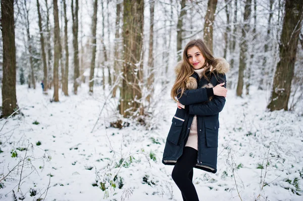 Menina morena bonita em roupas quentes de inverno. Modelo no inverno — Fotografia de Stock