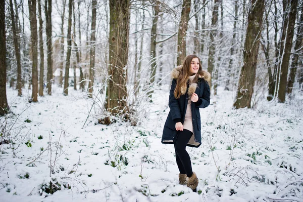 हिवाळ्यातील उबदार कपडे सुंदर श्यामला मुलगी. हिवाळा मॉडेल — स्टॉक फोटो, इमेज