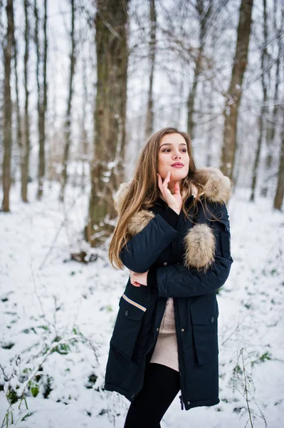 Belle fille brune en vêtements chauds d'hiver. Modèle en hiver — Photo