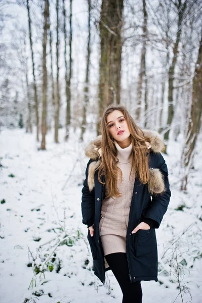 Menina morena bonita em roupas quentes de inverno. Modelo no inverno — Fotografia de Stock