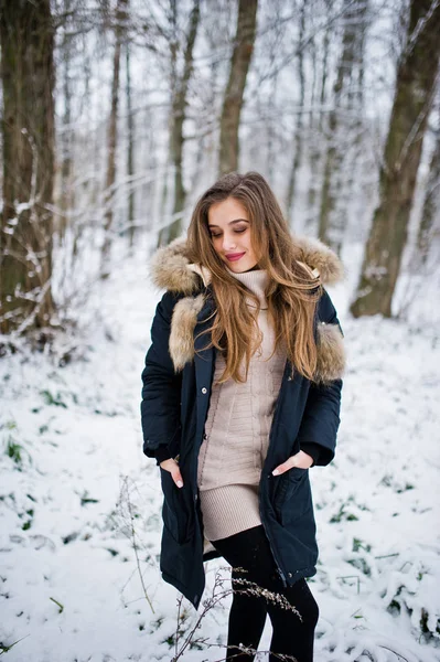 Belle fille brune en vêtements chauds d'hiver. Modèle en hiver — Photo