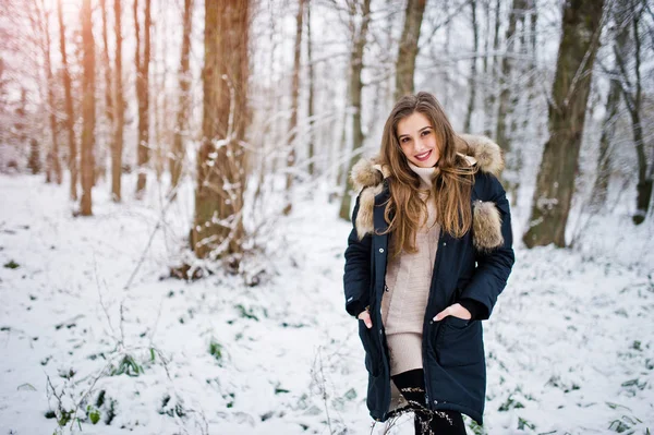 冬暖かい服装で美しいブルネットの少女。冬をモデルします。 — ストック写真