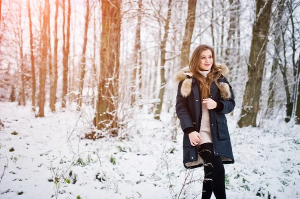 Menina morena bonita em roupas quentes de inverno. Modelo no inverno — Fotografia de Stock