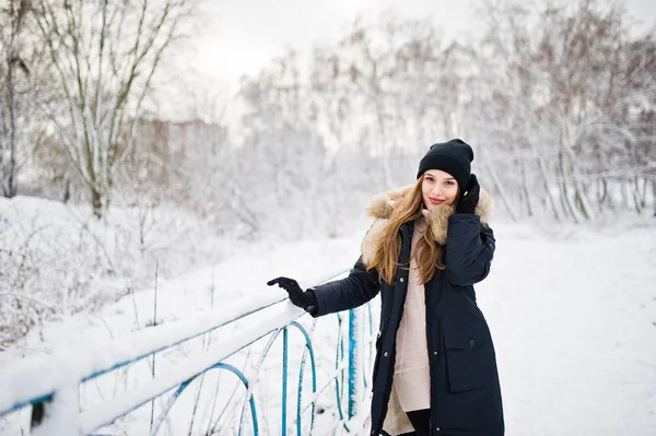 Hermosa chica morena en ropa abrigada de invierno. Modelo en invierno — Foto de Stock