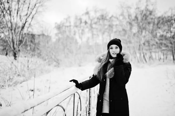 Belle fille brune en vêtements chauds d'hiver. Modèle en hiver — Photo