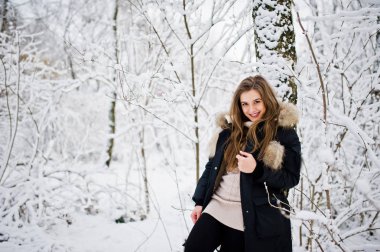 Güzel esmer kız kış sıcak giysiler içinde. Kış modeli