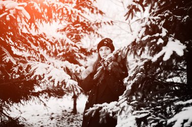 Güzel esmer kız kış sıcak giysiler içinde. Kış modeli