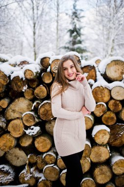 Güzel esmer kız kış sıcak giysiler içinde. Kış modeli