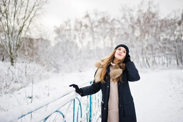 Menina morena bonita em roupas quentes de inverno. Modelo no inverno — Fotografia de Stock