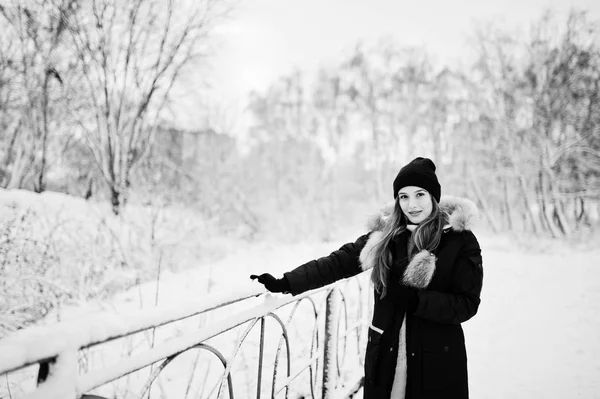 Mooie brunette meisje in de winter warme kleding. Model op de winter — Stockfoto