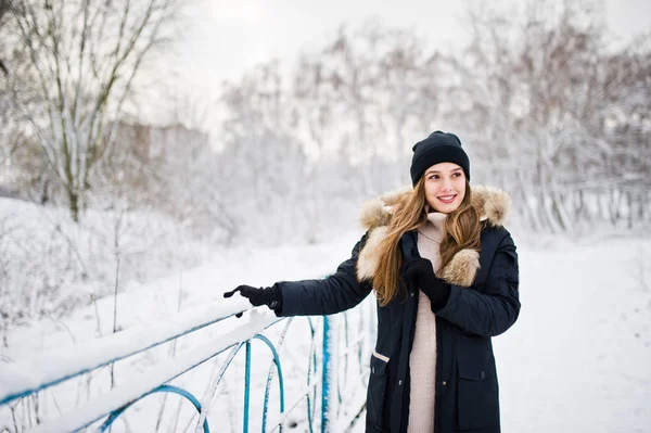 Schöne brünette Mädchen im Winter warme Kleidung. Vorbild im Winter — Stockfoto