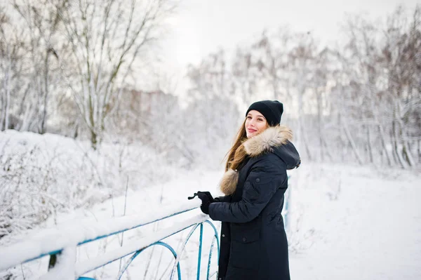 Menina morena bonita em roupas quentes de inverno. Modelo no inverno — Fotografia de Stock