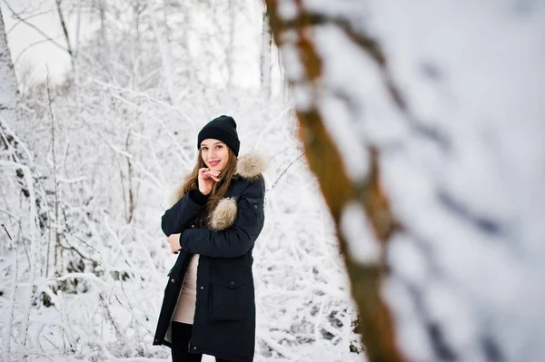 Schöne brünette Mädchen im Winter warme Kleidung. Vorbild im Winter — Stockfoto