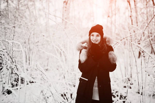 Menina morena bonita em roupas quentes de inverno. Modelo no inverno — Fotografia de Stock