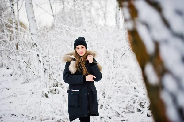 Menina morena bonita em roupas quentes de inverno. Modelo no inverno — Fotografia de Stock