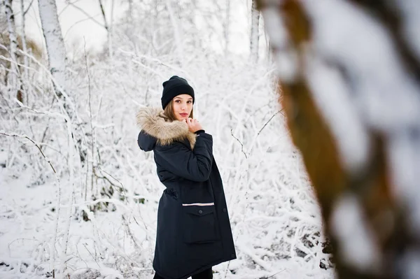Menina morena bonita em roupas quentes de inverno. Modelo no inverno — Fotografia de Stock