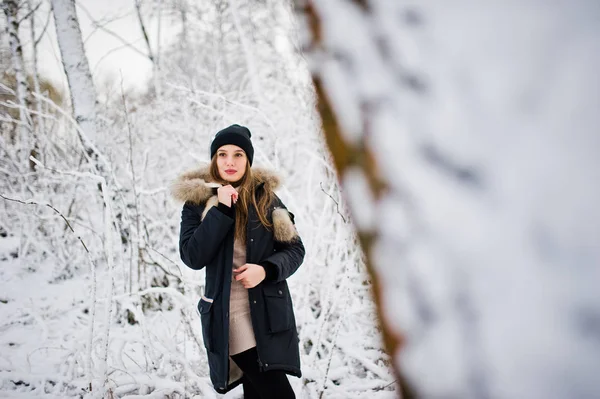 Menina morena bonita em roupas quentes de inverno. Modelo no inverno — Fotografia de Stock