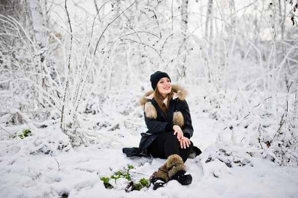 Menina morena bonita em roupas quentes de inverno. Modelo no inverno — Fotografia de Stock