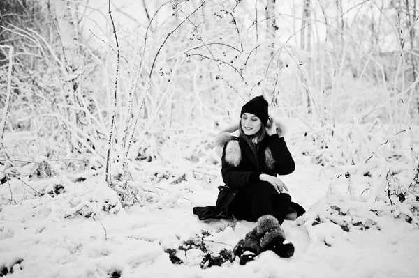 Menina morena bonita em roupas quentes de inverno. Modelo no inverno — Fotografia de Stock