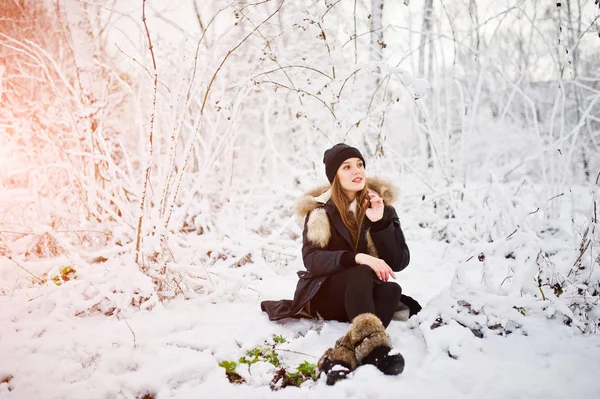 美丽的黑发女孩在冬天温暖的衣服。冬天的模型 — 图库照片