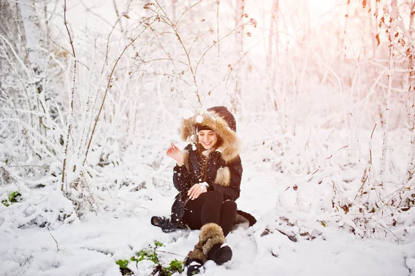 Menina morena bonita em roupas quentes de inverno. Modelo no inverno — Fotografia de Stock