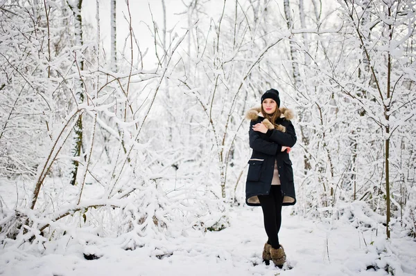 Menina morena bonita em roupas quentes de inverno. Modelo no inverno — Fotografia de Stock